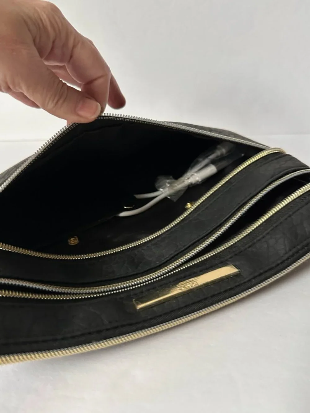 Jones New York Signature Black Charging Pouch Clutch w/Power Bank Vintage NWOT